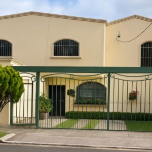 Bonita casa en Colonia La Utila, en venta